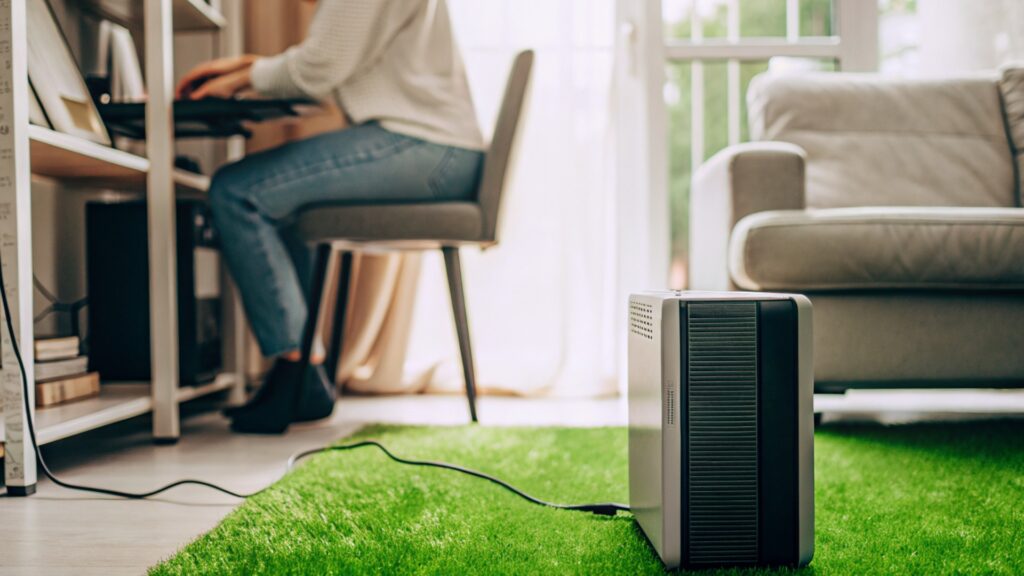 Sonniger Arbeitsplatz im Homeoffice mit Computer und USV-Anlage – Symbol für sichere Stromversorgung und Schutz vor Datenverlust. Sunny home office setup with computer and UPS unit – symbolizing reliable power supply and data protection.