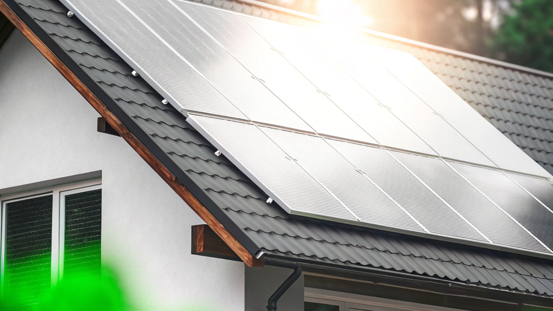 Photovoltaikanlage auf dem Dach eines Einfamilienhauses erzeugt Solarenergie zur Unterstützung der Heiztechnik in Wohngebäuden in NRW.