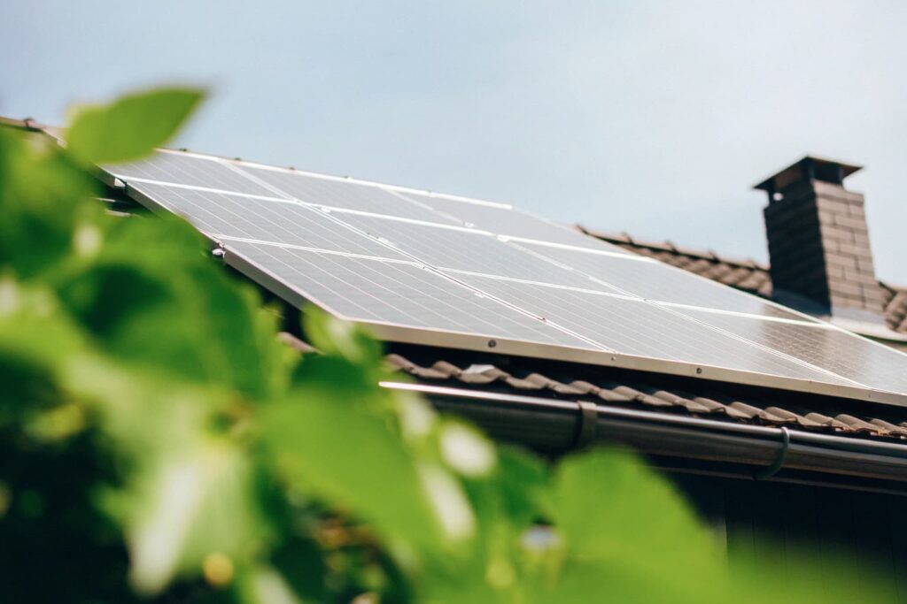 Bild einer Photovoltaikanlage auf dem Dach eines Einfamilienhauses